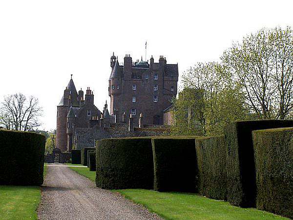 640px Glamis Castle Scotland