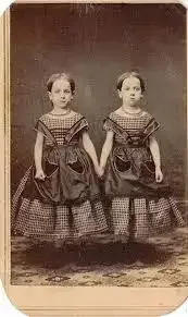 Le gemelle di Portland. Font10 strane foto di epoca vittorianae: www.vanillamagazine.it 