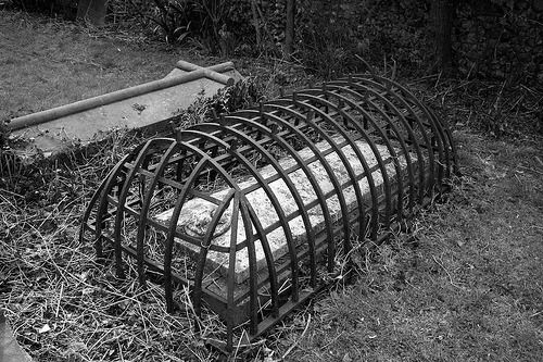 24a6e3734c61cbcc18a3636066a27058 grave folklore